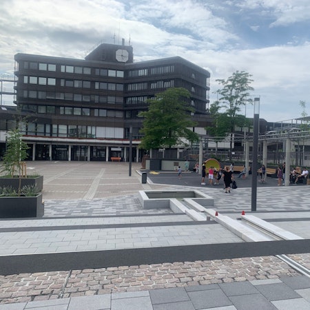 Blick auf den Karl-Gatzweiler-Platz mit dem Rathaus in Sankt Augustin.