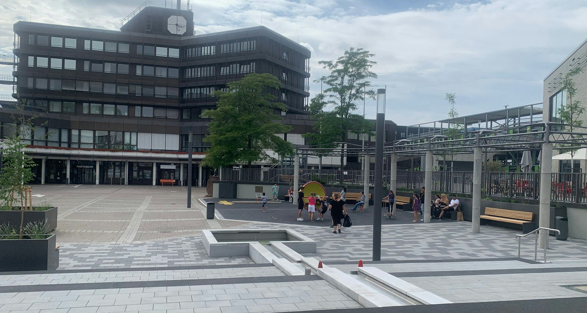 Blick auf den Karl-Gatzweiler-Platz mit dem Rathaus in Sankt Augustin.