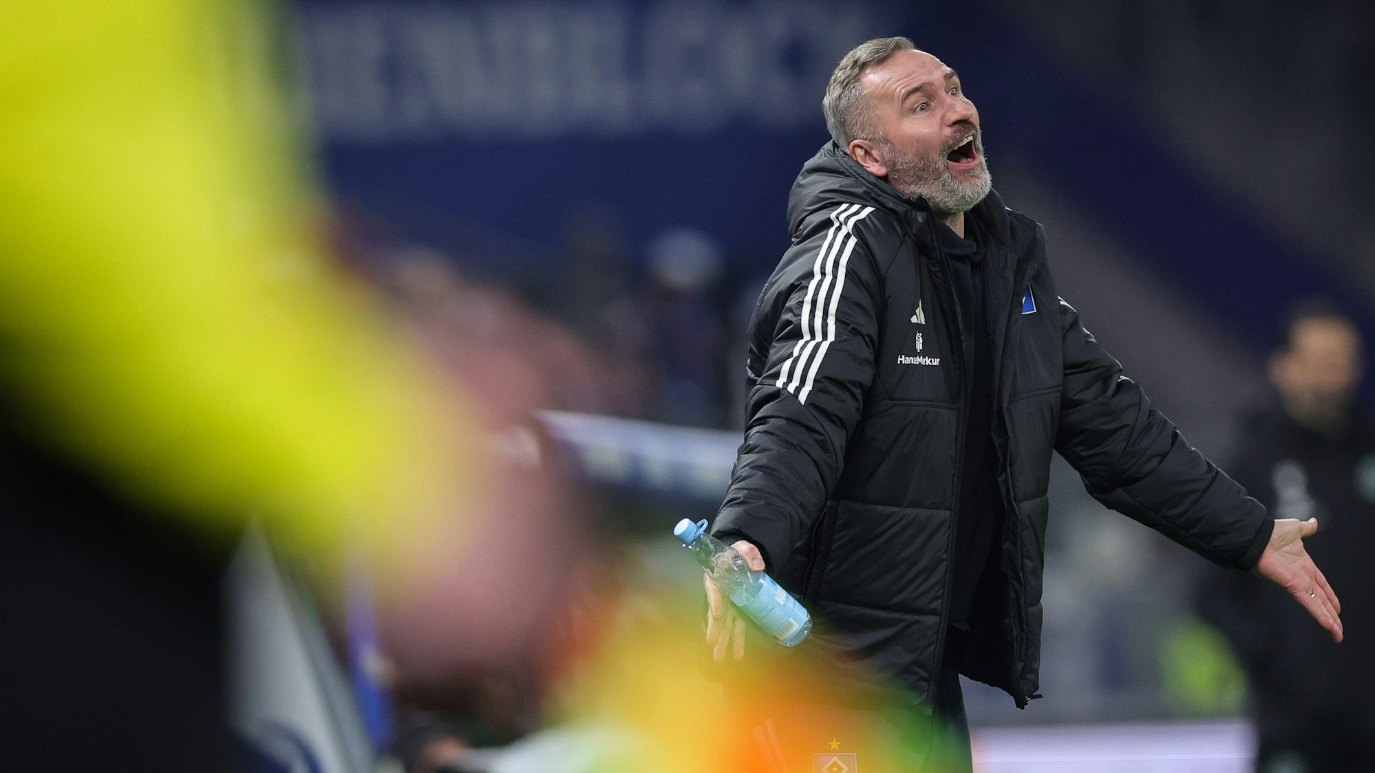 Hamburgs Trainer Tim Walter reagiert an der Seitenlinie.