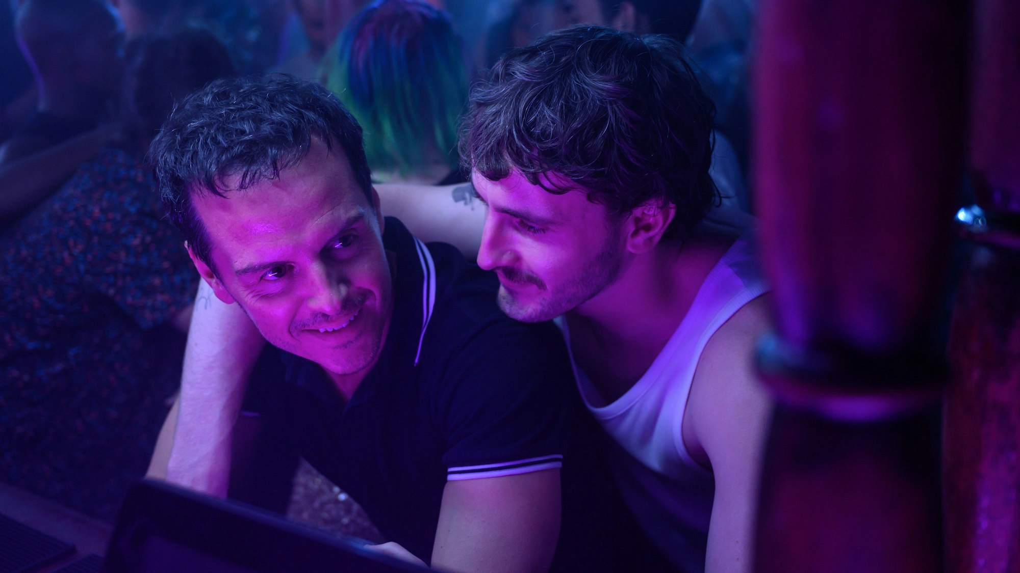 Paul Mescal legt seinen Arm um Andrew Scott im Film „All Of Us Strangers“
