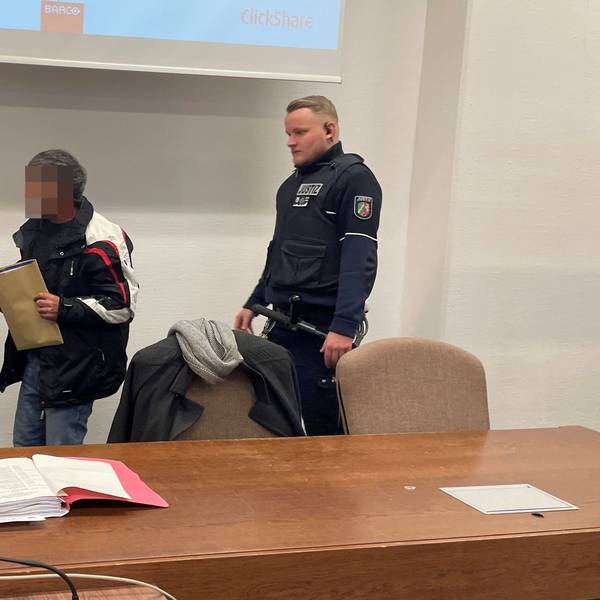 Der Angeklagte im Landgericht mit seinem Verteidiger Gordon Christiansen und zwei Wachtmeistern.