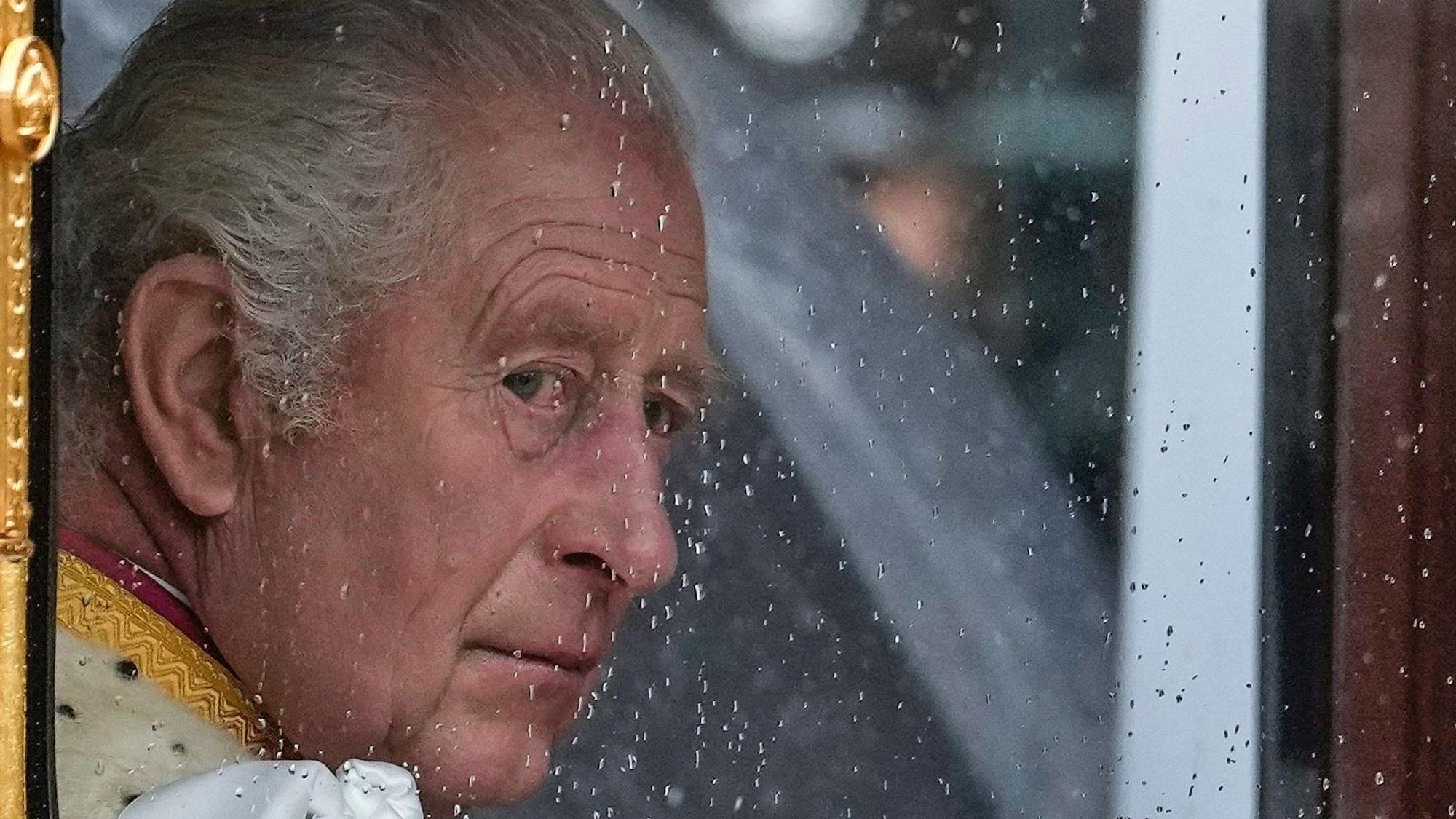 König Charles III. macht sich vor seiner Krönungszeremonie in London auf den Weg zur Westminster Abbey. (Archivbild von 2023)