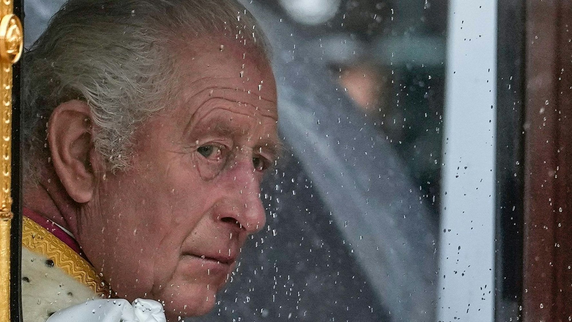 König Charles III. macht sich vor seiner Krönungszeremonie in London auf den Weg zur Westminster Abbey. (Archivbild von 2023)