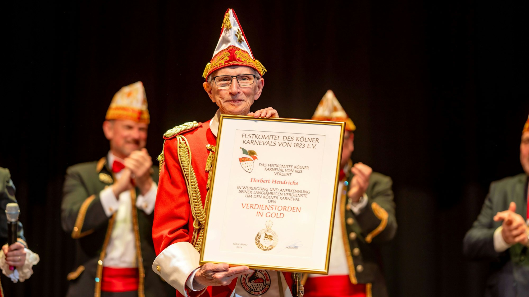 Hält die Urkunde mit dem Verdienstorden in Gold in Händen: Herbert Hendrichs aus Bad Münstereifel.