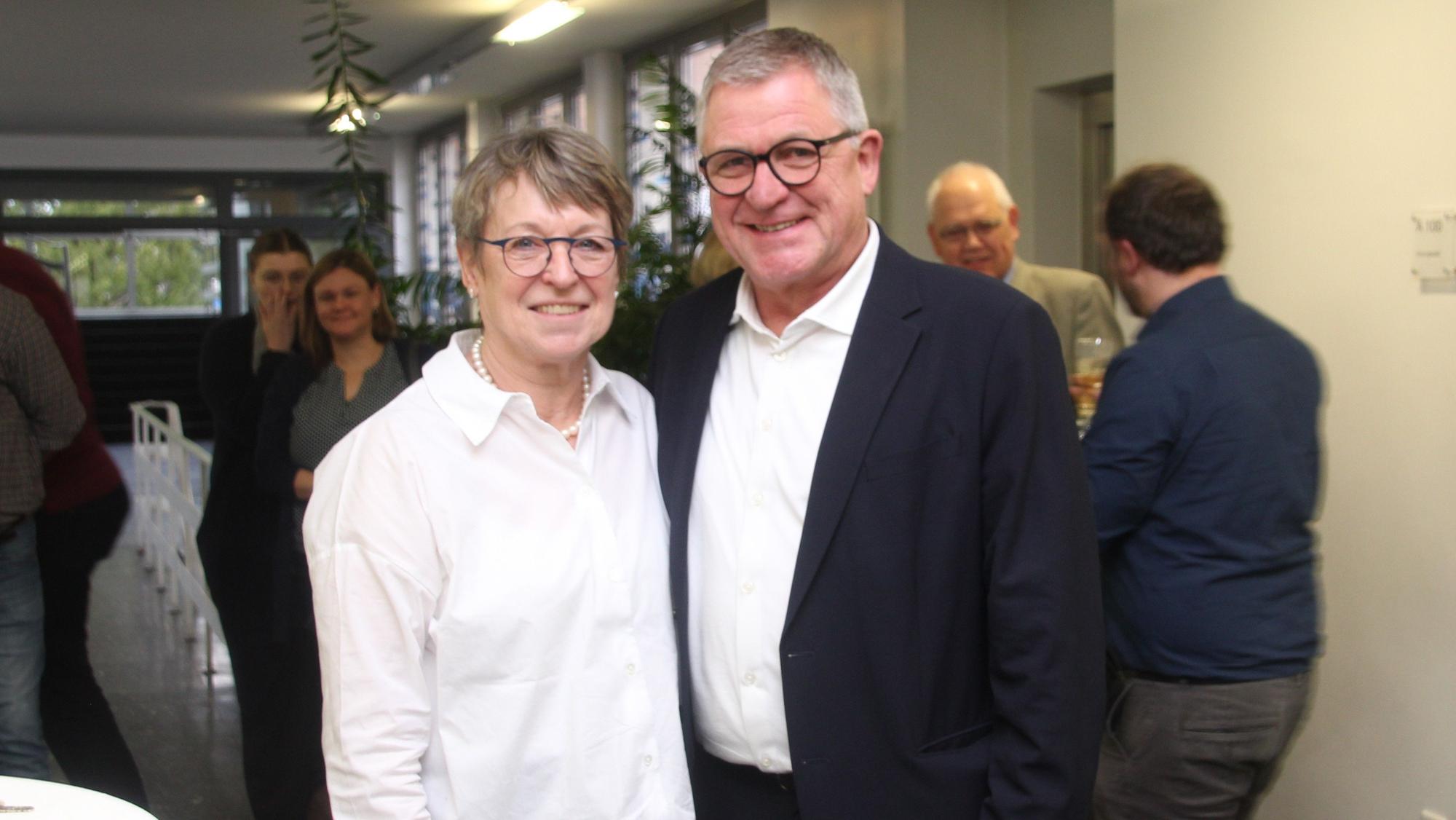 Richterin Birgit Brandes mit Ehemann und Kollegen auf dem Flur des Bensberger Amtsgerichtes.