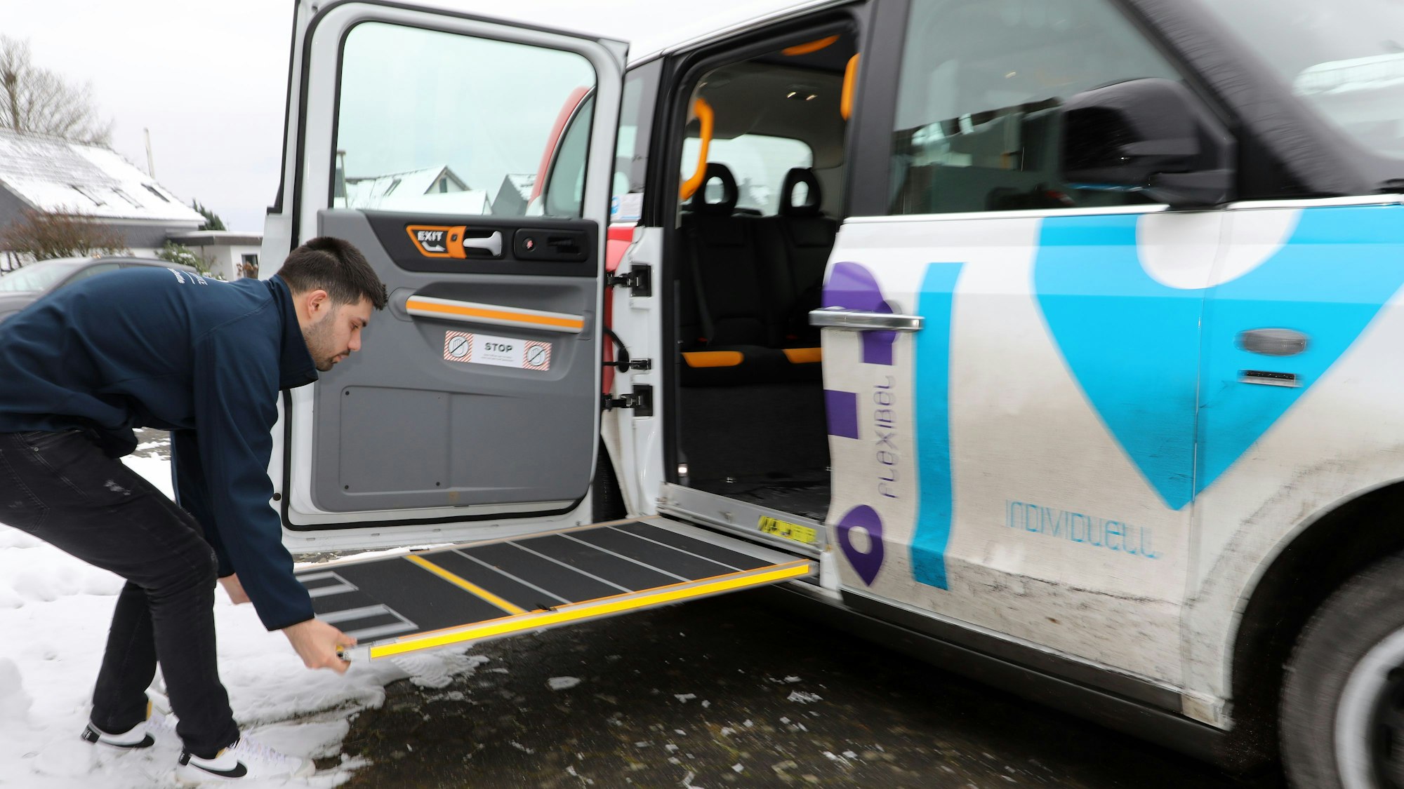 Ein Fahrer fährt eine Rampe an einem Efi-London-Taxi aus.