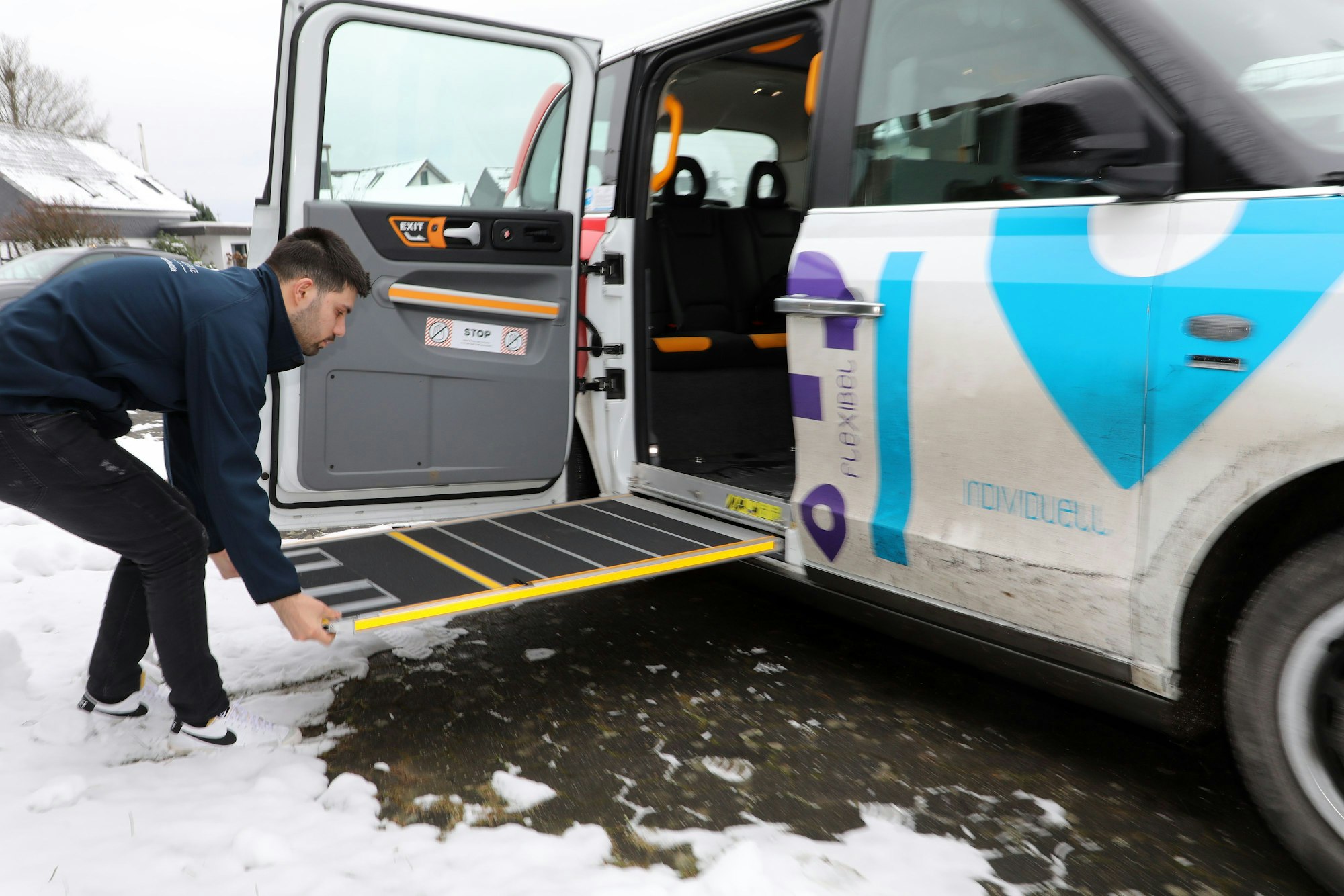 Ein Fahrer zieht eine Rampe aus einem Efi-Fahrzeug.