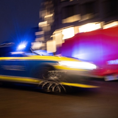 Auf dem Foto ist ein Polizeiwagen im Einsatz mit Blaulicht zu sehen.