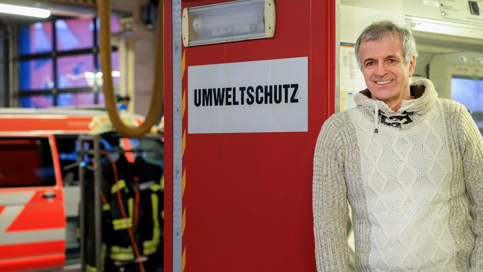 Volker Ruster lehnt am Eingang des Umweltschutz-Containers der Kölner Berufsfeuerwehr