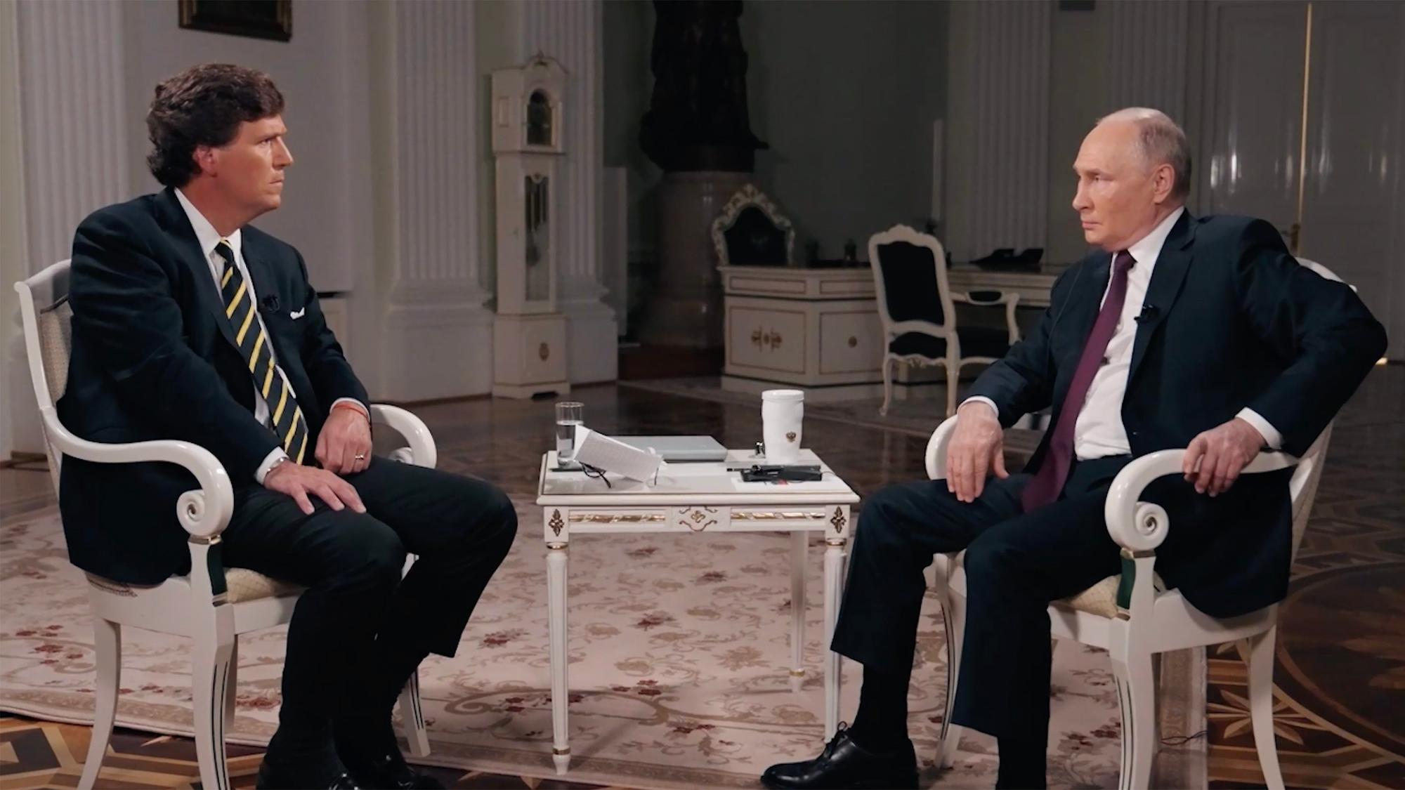Der rechte Talkmaster Tucker Carlson (l.) im Interview mit dem russischen Präsidenten Wladimir Putin. Es ist Putins erstes Interview mit einem westlichen Gesprächspartner seit Beginn des Angriffskriegs auf die Ukraine.