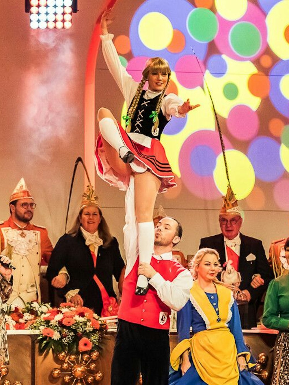 Das Bild zeigt das Tanzpaar der Hännes'chen Tanzgruppe auf der Bühne.