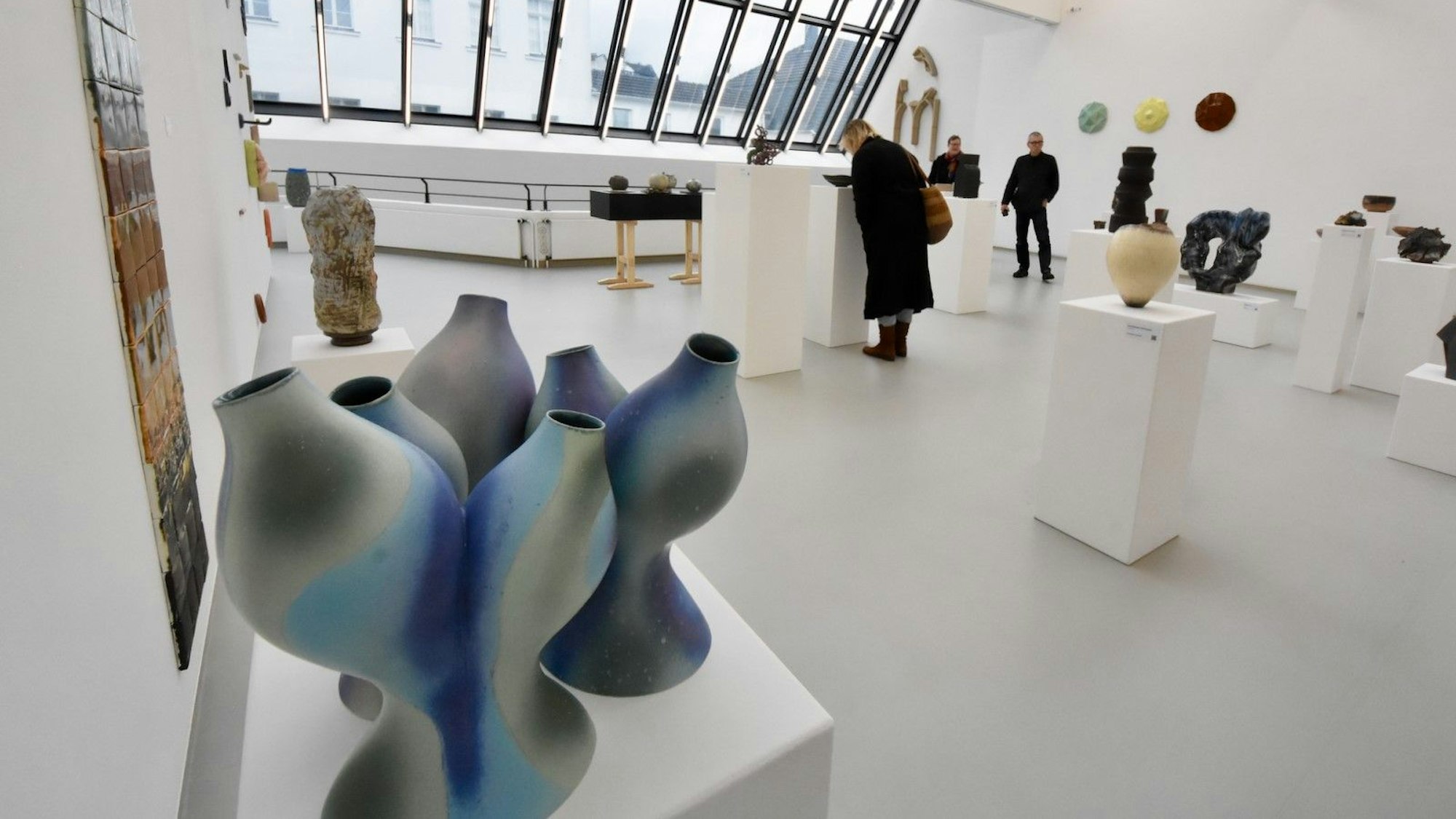 Die Kunstwerke vom Keramikpreis 2024 sind derzeit im Stadtmuseum in Siegburg ausgestellt.
