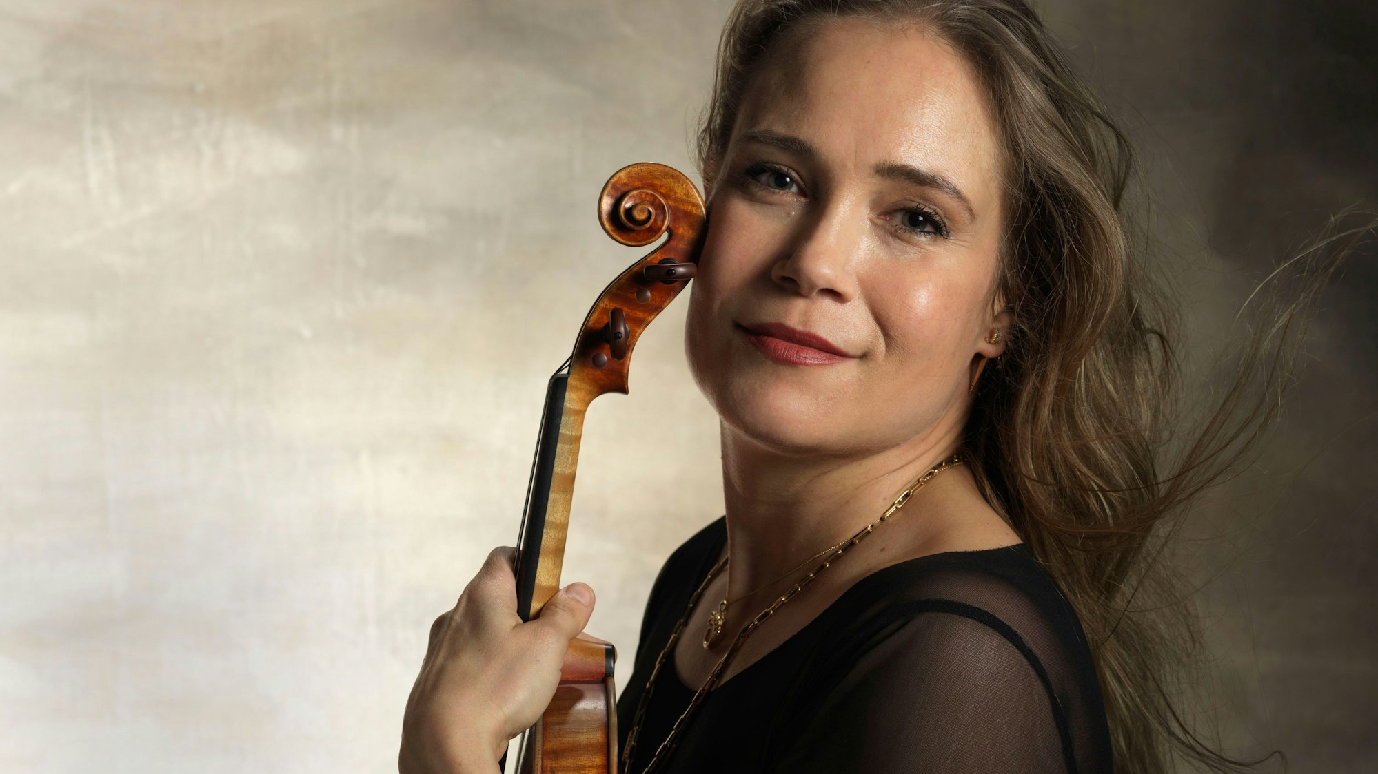 Leila Josefowicz kuschelt mit ihrer Geige.