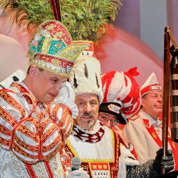 Prinz Sascha I. und Bauer Werner lassen die Session Revue passieren.