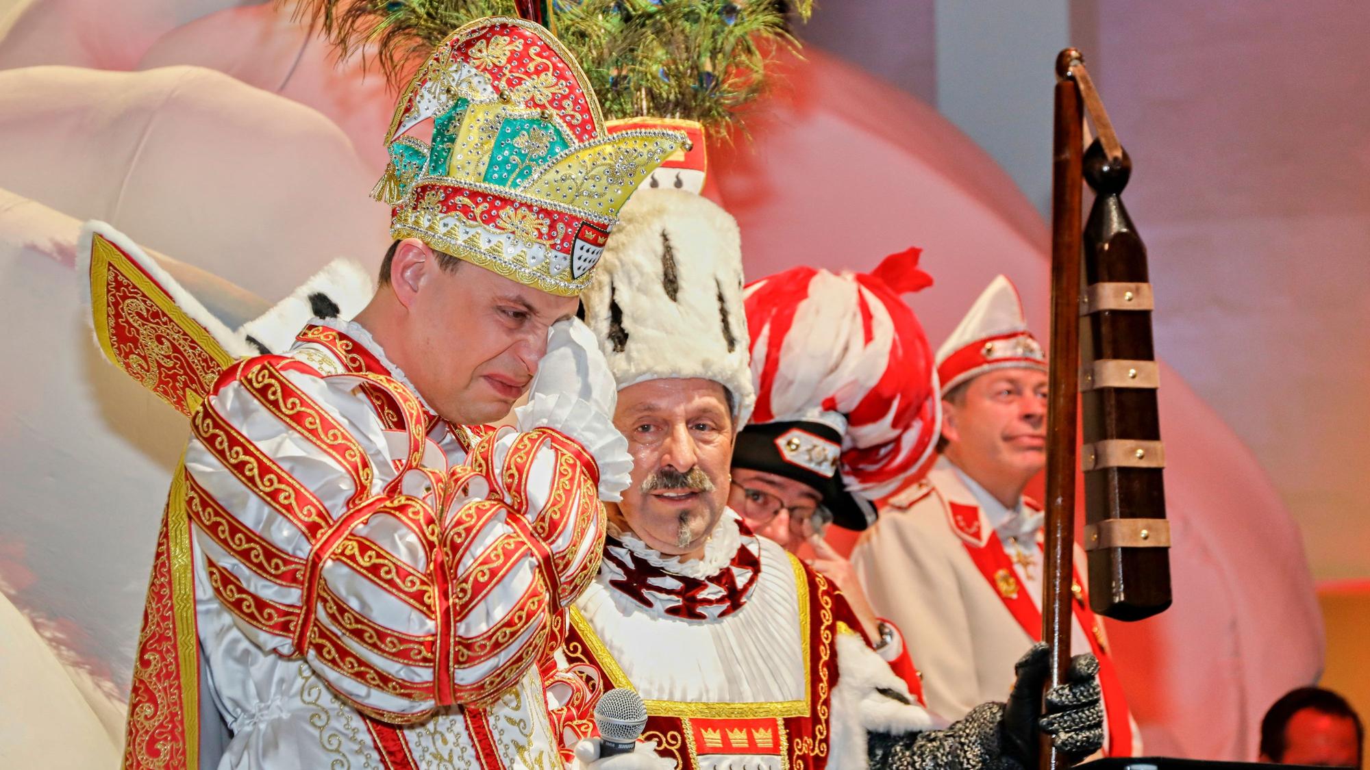 Prinz Sascha I. und Bauer Werner lassen die Session Revue passieren.