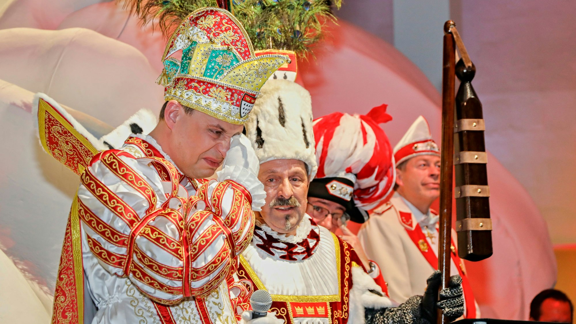 Prinz Sascha I. und Bauer Werner lassen die Session Revue passieren.