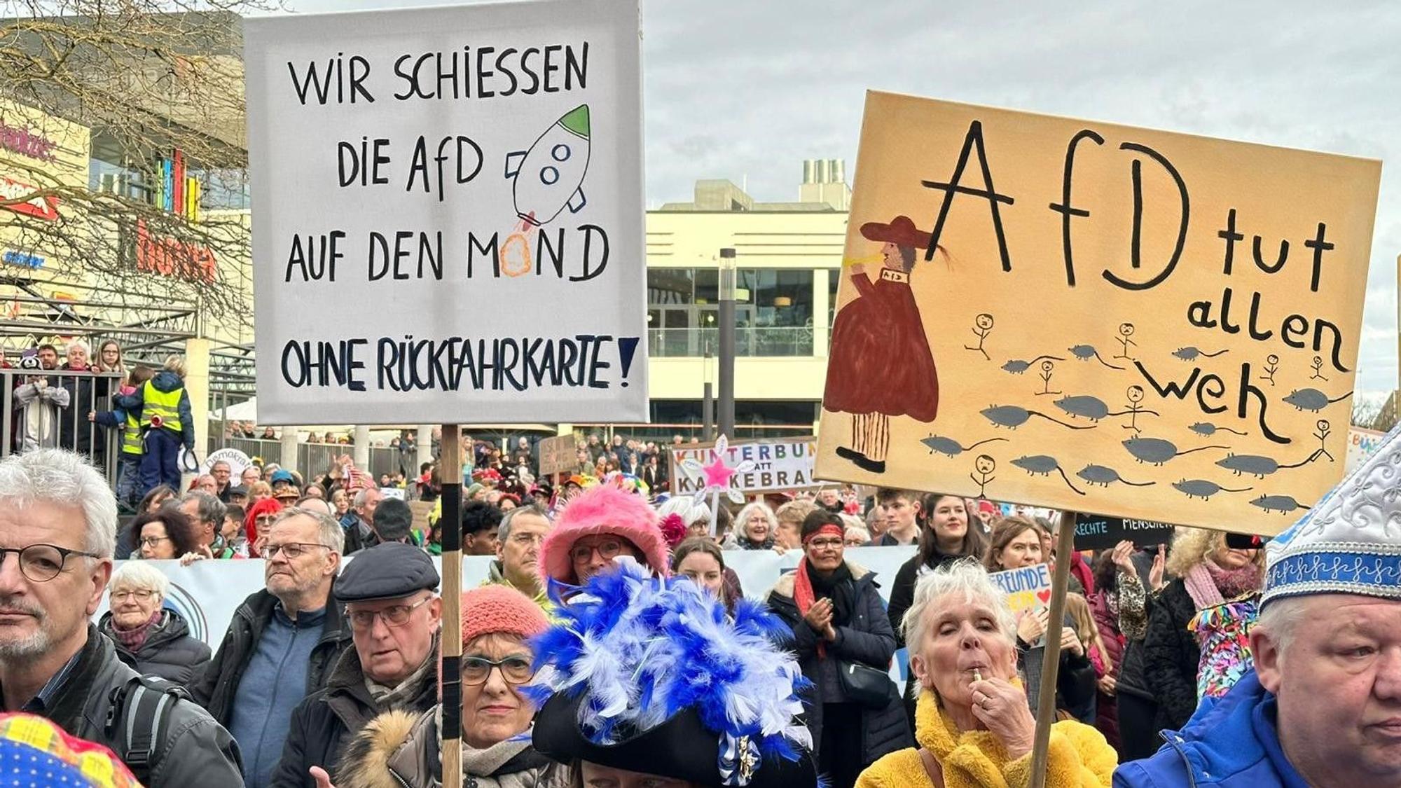 Bei der Veranstaltung „Jeck gegen Nazis“ machten im Jahr 2024 nicht nur Karnevalisten in Sankt Augustin mobil.