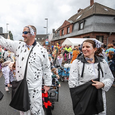 Kamelle und Spaß an dr Freud: In Hitdorf zog der erste Leverkusener Zoch durch die Straßen.