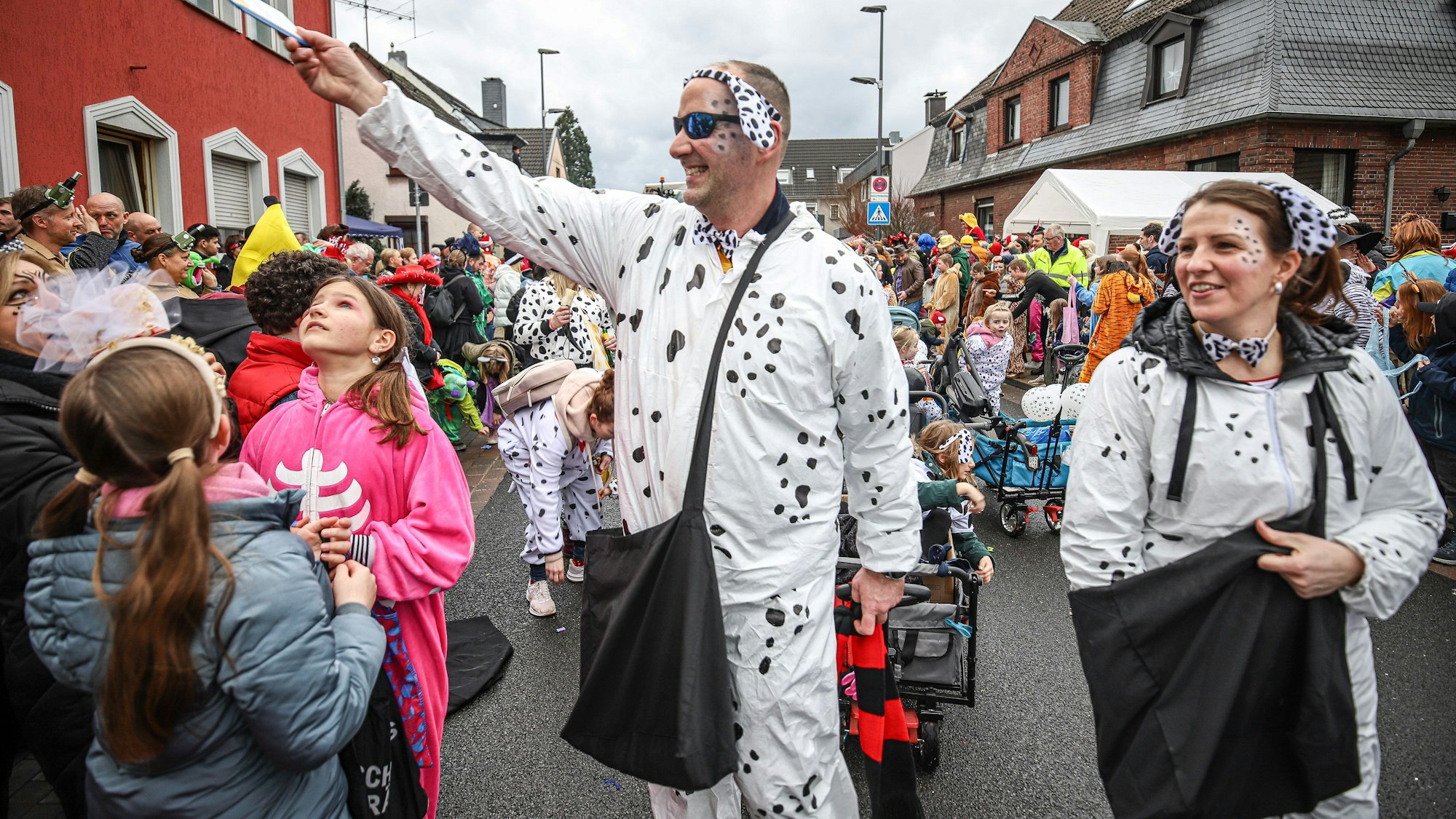Kamelle und Spaß an dr Freud: In Hitdorf zog der erste Leverkusener Zoch durch die Straßen.