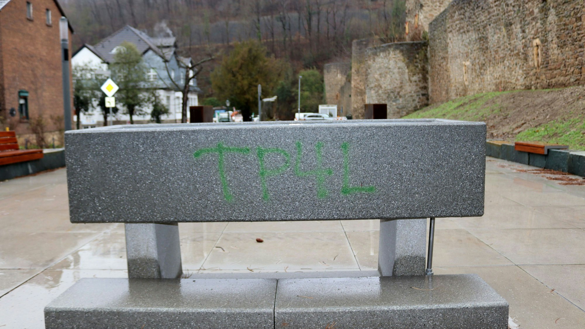 Das Bild zeigt das Kneipp-Armbecken, darauf Schmierereien in grüner Farbe.