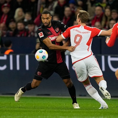 Leverkusens Jonathan Tah (l.) gegen Bayerns Harry Kane and Leroy Sane.AP