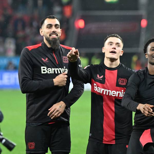 Leverkusens Borja Iglesias, Florian Wirtz und Nathan Tella (l-r) feiern nach dem Spiel.