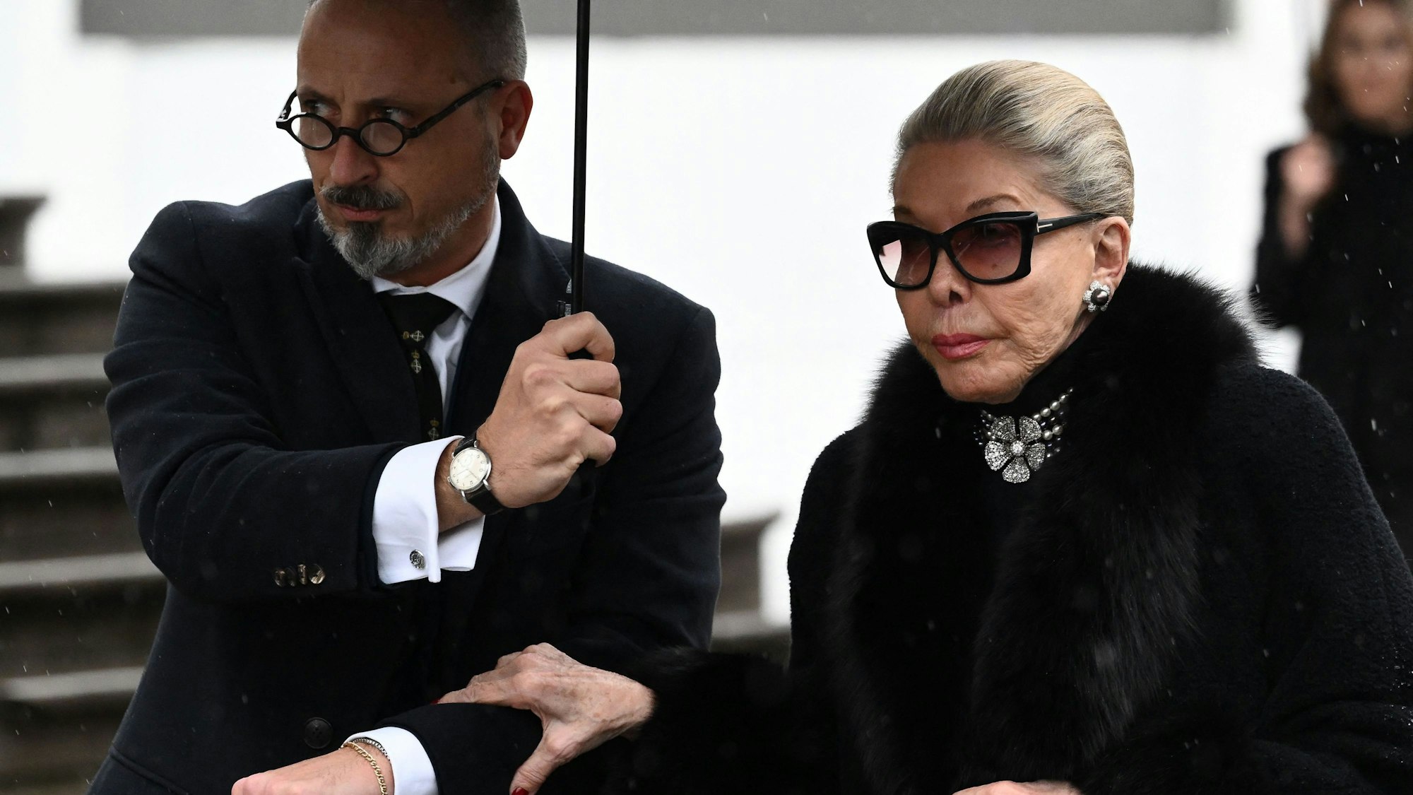 Marina Doria von Savoyen (r), Witwe von Victor Emanuel von Savoyen vor der Kathedrale.