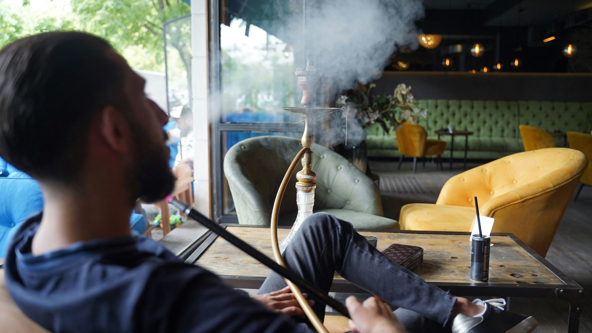 Ein Blick auf die Steuerstatistik bestätigt den schlechten Zustand der Shisha-Branche. Laut Statistischem Bundesamt wurden 2023 Steuerzeichen für 727 Tonnen Wasserpfeifentabak ausgegeben und damit deutlich weniger als 2022.