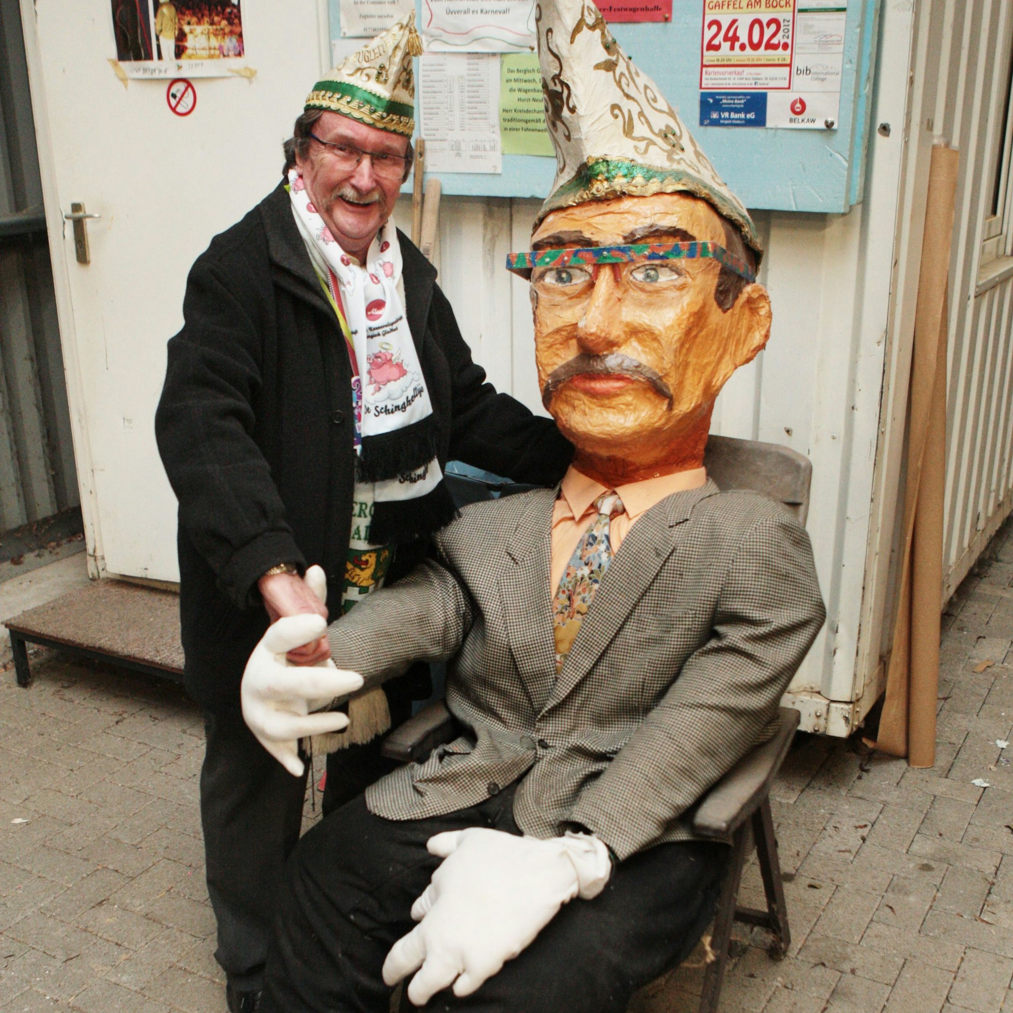 Zugleiter Helmut Kraus steht neben einer Pappmaschefigur, die seine Züge trägt.