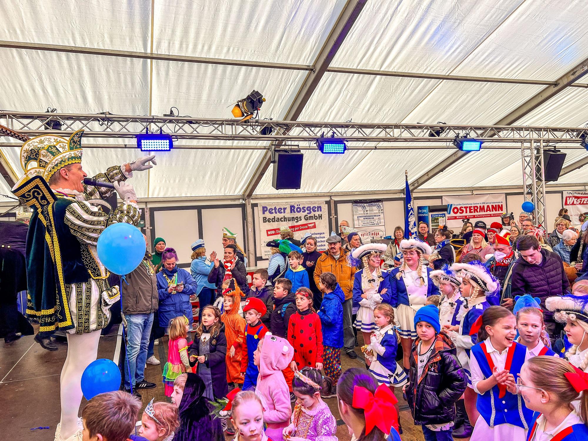 Der Lafuzo-Umzug durch Opladen endete im Festzelt