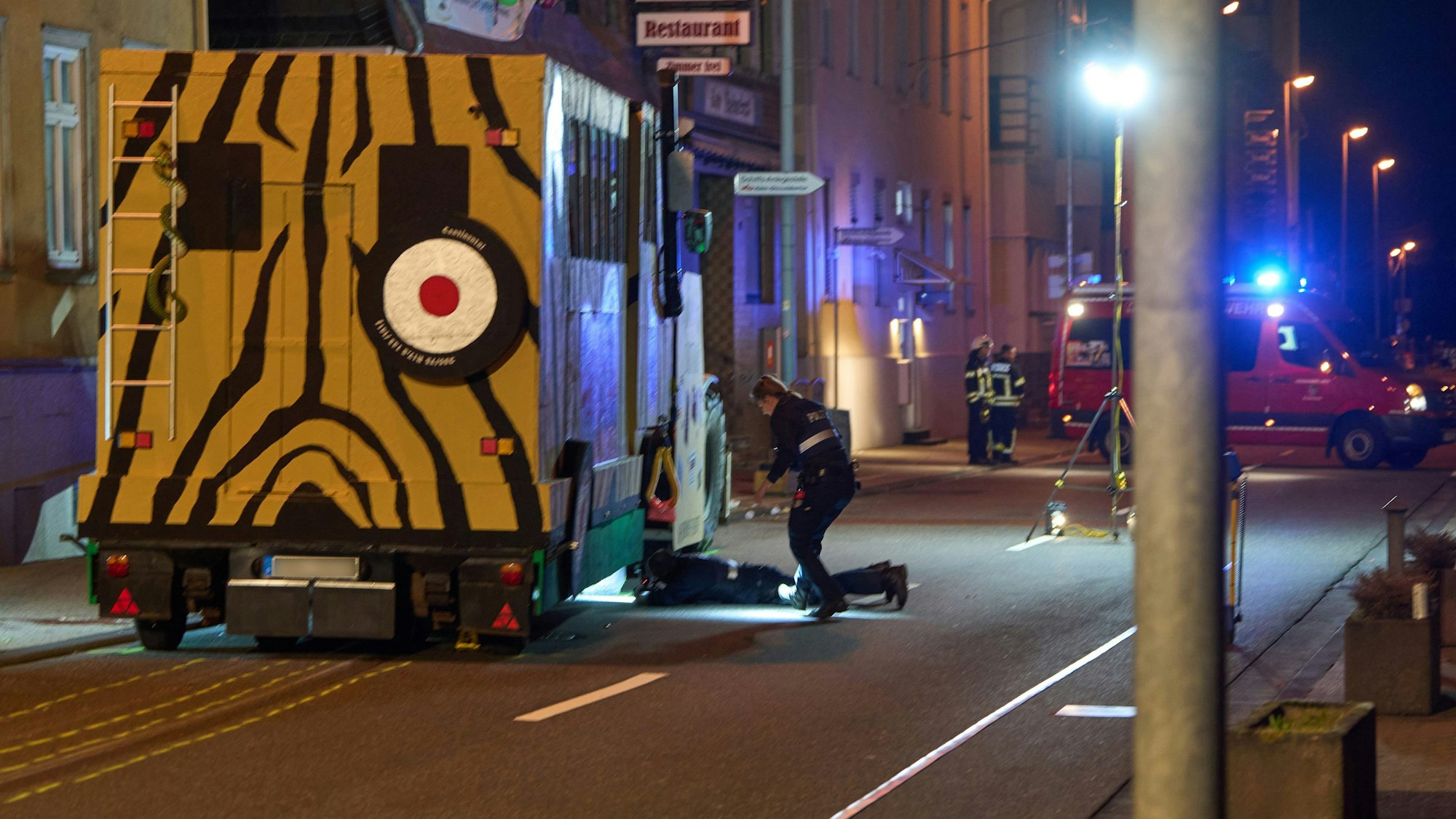 Polizeibeamte sichern Spuren an einem Karnevalswagen, nachdem ein Fußgänger überrollt worden war.