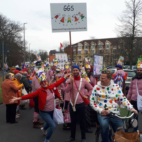 Vor Tausenden Jecken ist der Riehler Samstagszoch durchs Veedel gezogen.