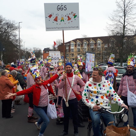 Vor Tausenden Jecken ist der Riehler Samstagszoch durchs Veedel gezogen.