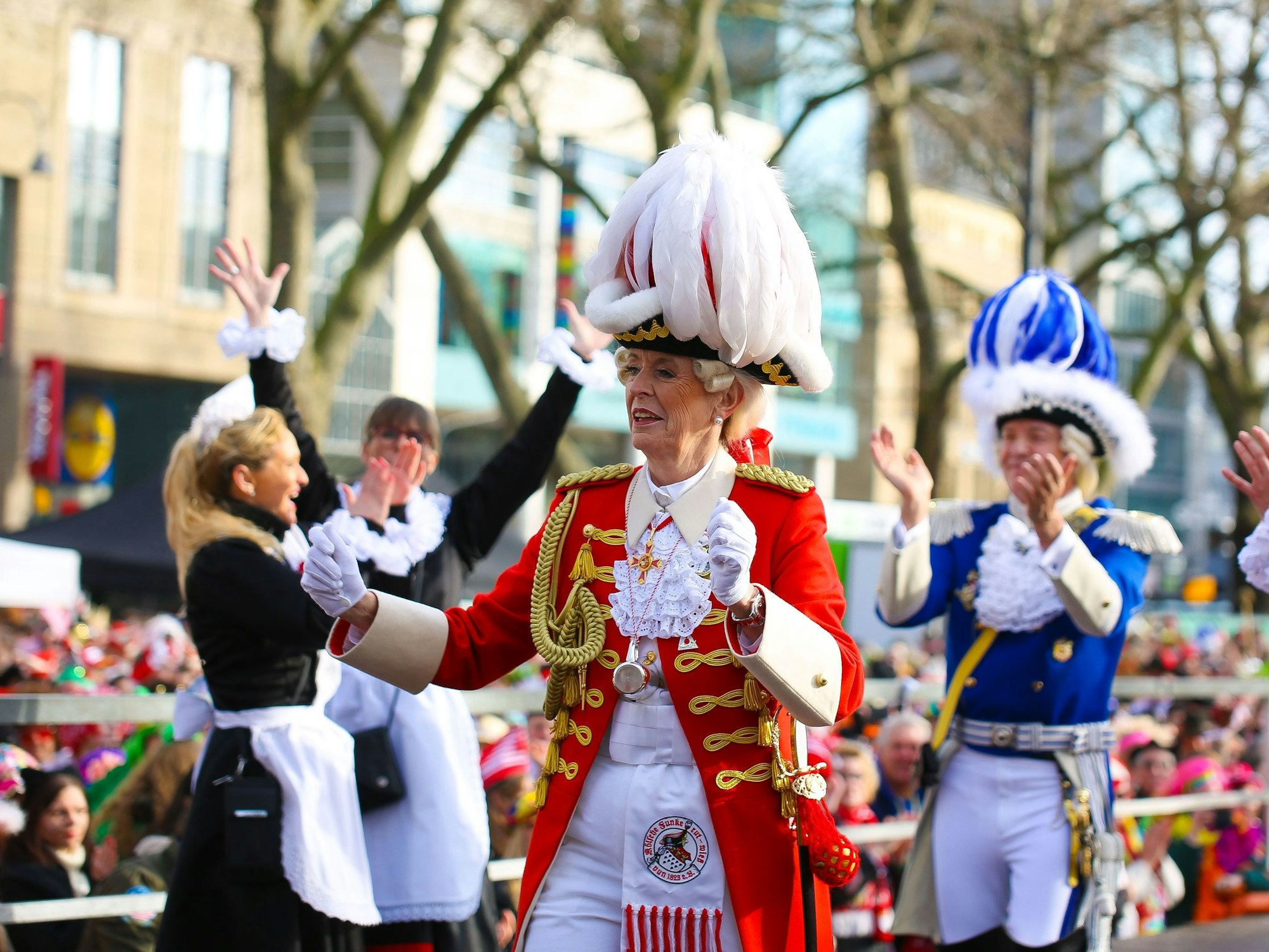 Reker tanzend in Funken-Uniform auf der Bühne