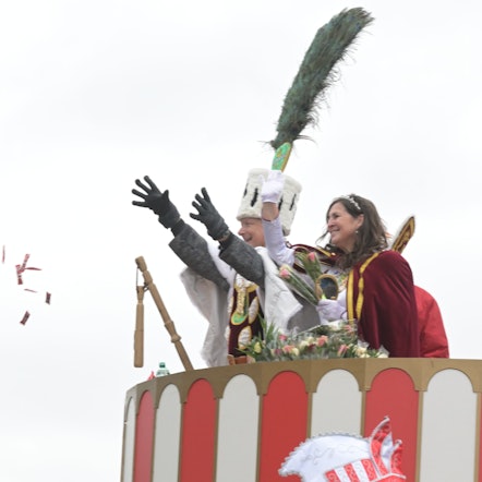 Jungfrau Sabine und Bauer Gerd stehen auf dem Wagen und Werfen Kammelle.