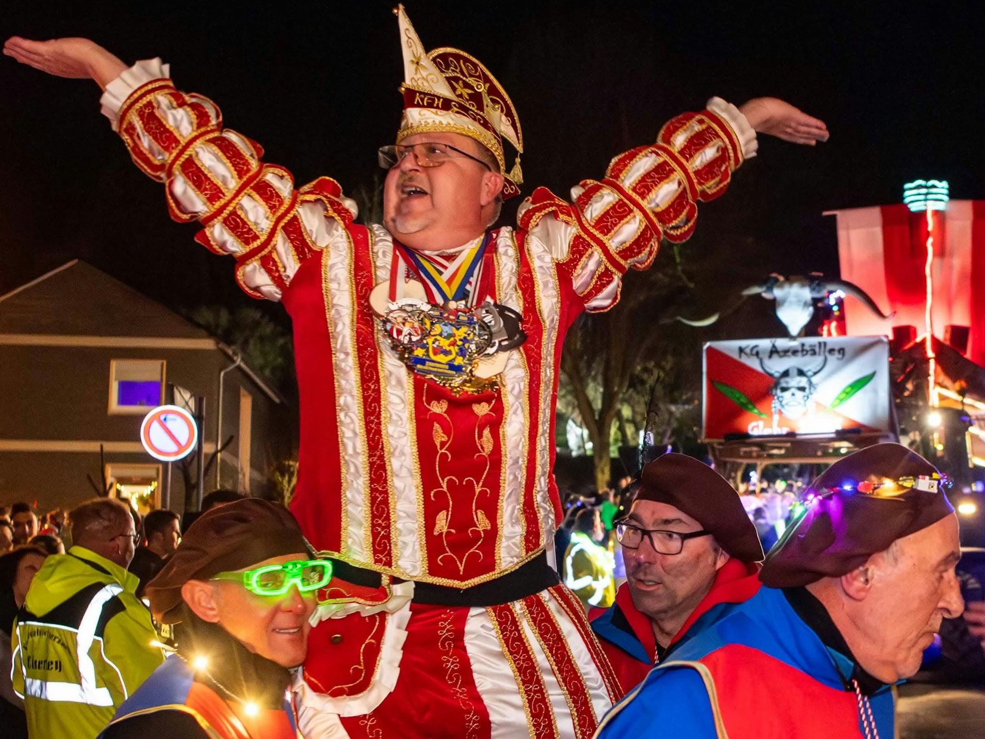 Tänzer des Männerballetts tragen den Karnevalsprinzen aus Holzheim auf Händen.