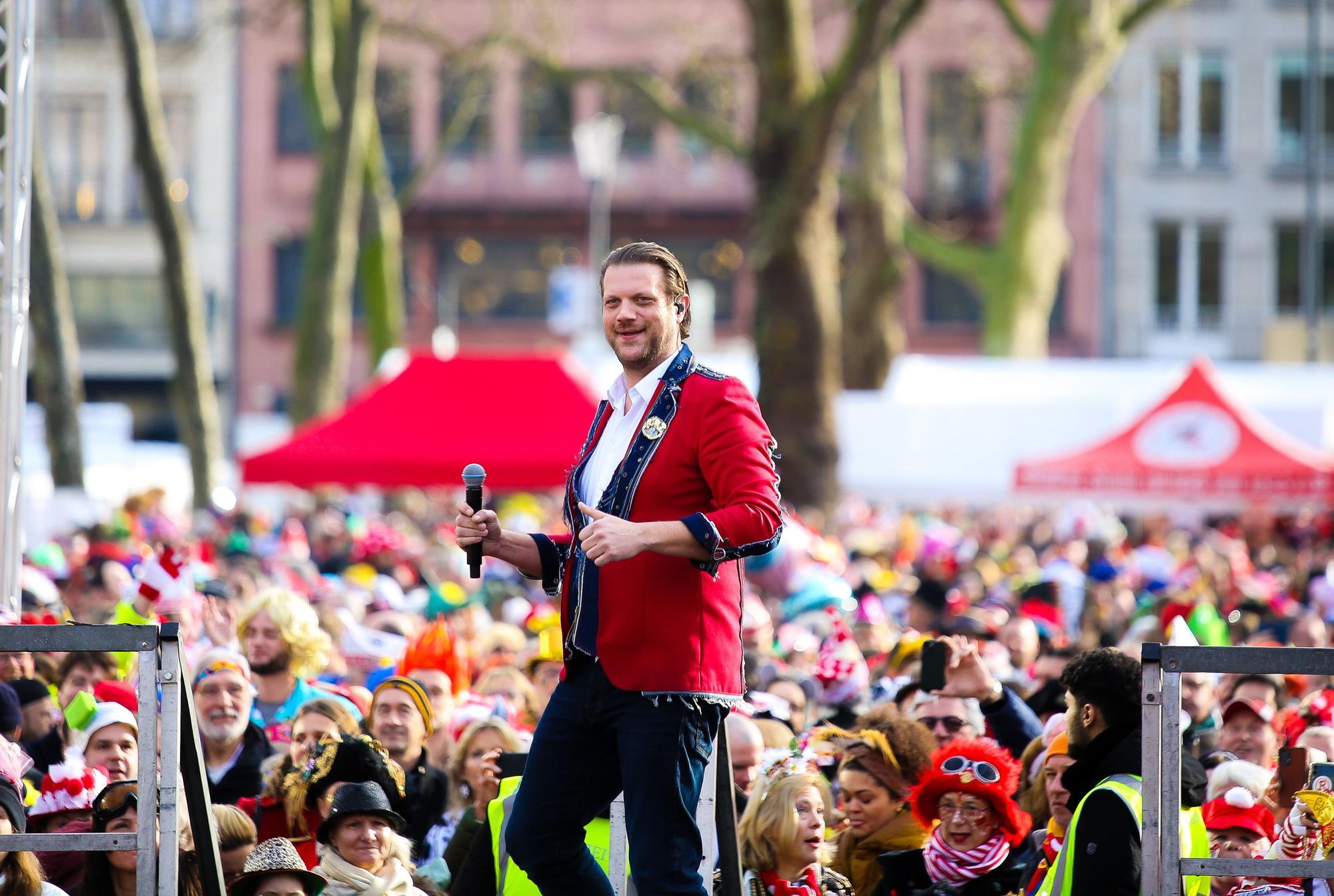 Der Sänger Rabaue, Alex Barth, beim Funken-Biwak vor vollem Neumarkt.