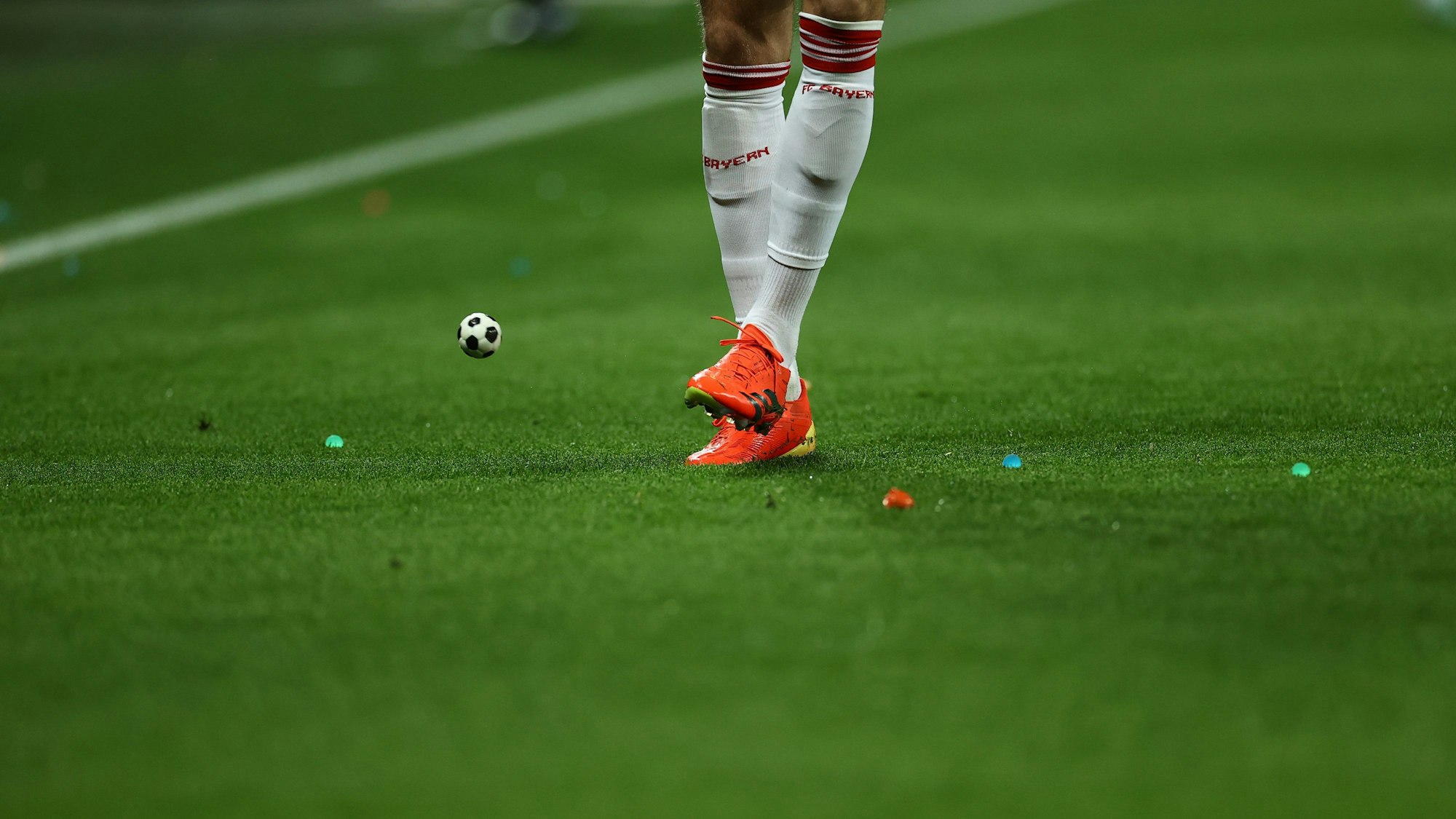 Münchens Leon Goretzka spielt mit einem Flummi im Ballform.