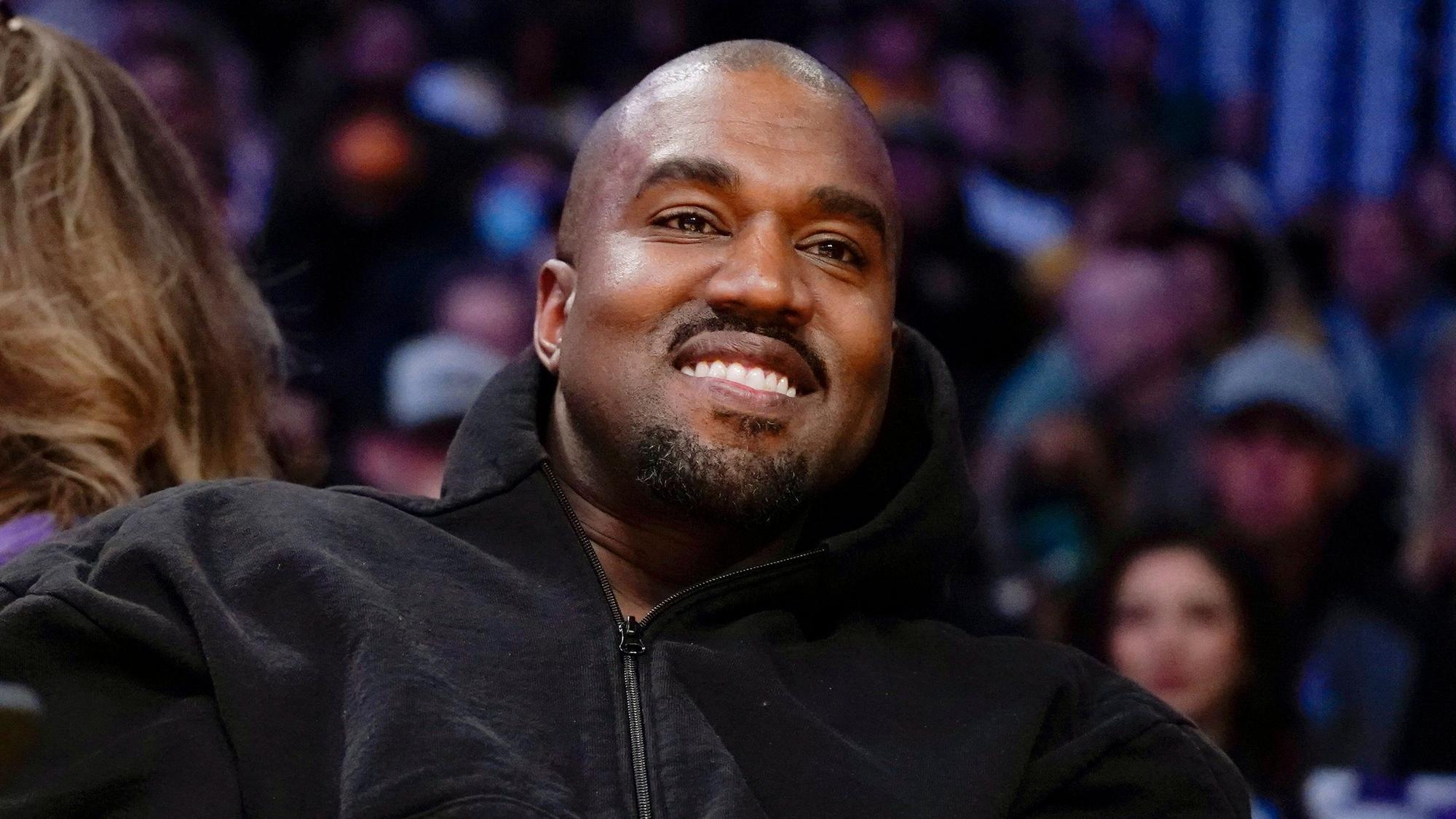 Der Rapper Ye, früher bekannt als Kanye West, sieht sich ein Basketballspiel zwischen den Washington Wizards und den Los Angeles Lakers an. (Archivbild)