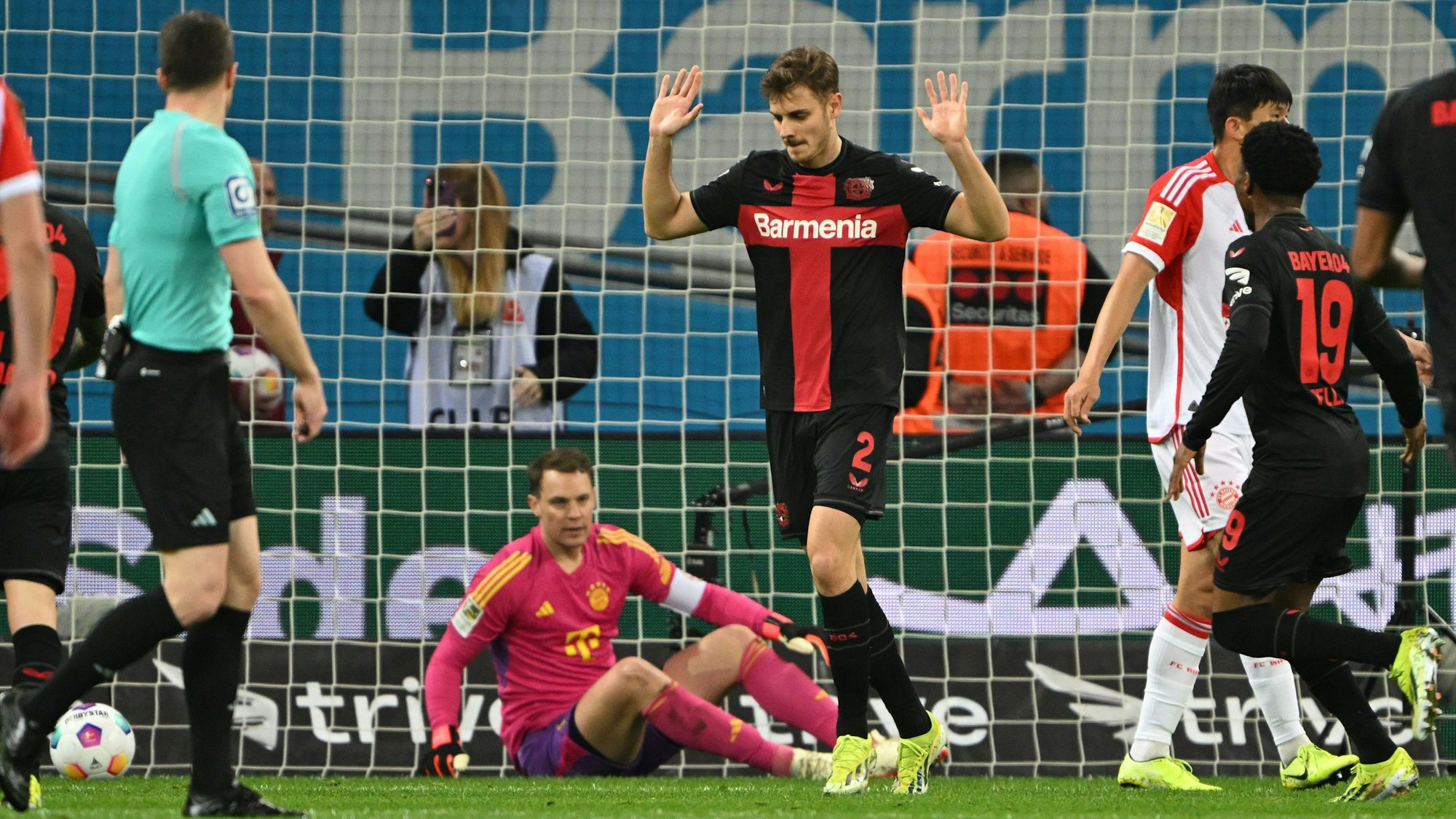 Leverkusens Josip Stanisic jubelt über sein Tor zum 1:0.