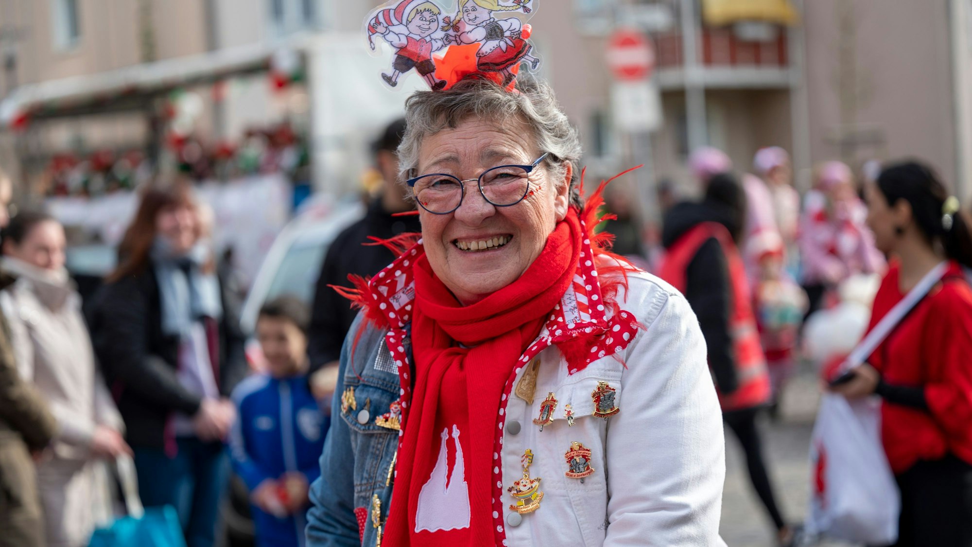 Eine verkleidete Frau lächelt in eine Kamera.