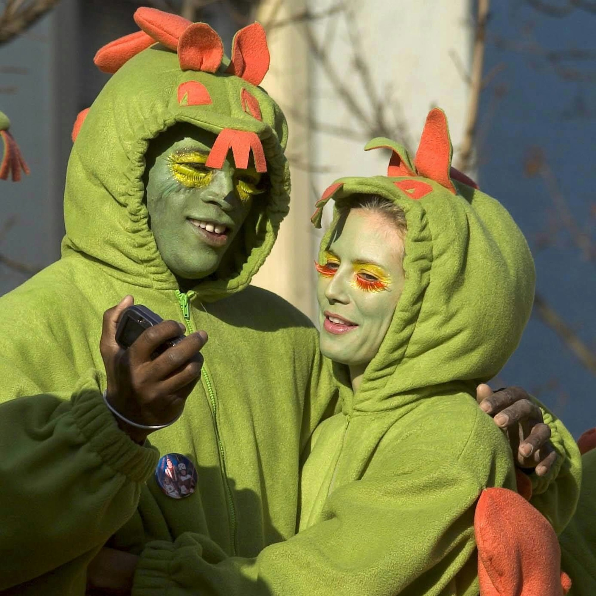 Der Popsaenger Seal und das "Supermodel" Heidi  Klum verteilen am Sonntag bei einem Karnevalszug in Bergisch Gladbach Suessigkeiten.