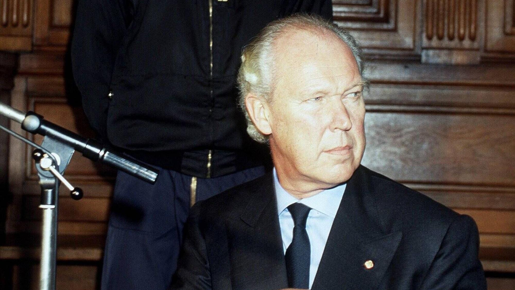 Viktor Emanuel von Savoyen im Gerichtssaal in Paris.