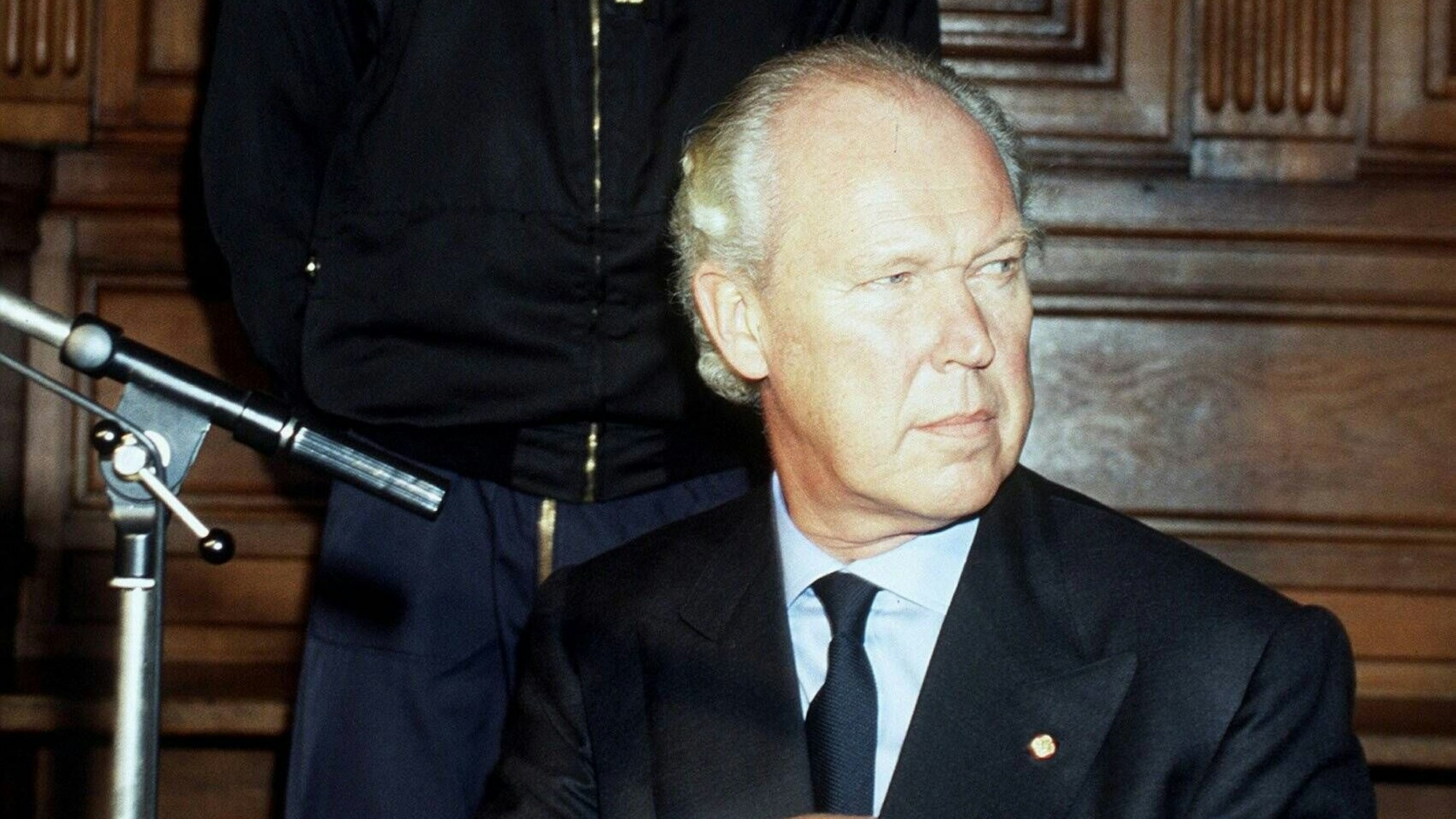 Viktor Emanuel von Savoyen im Gerichtssaal in Paris.