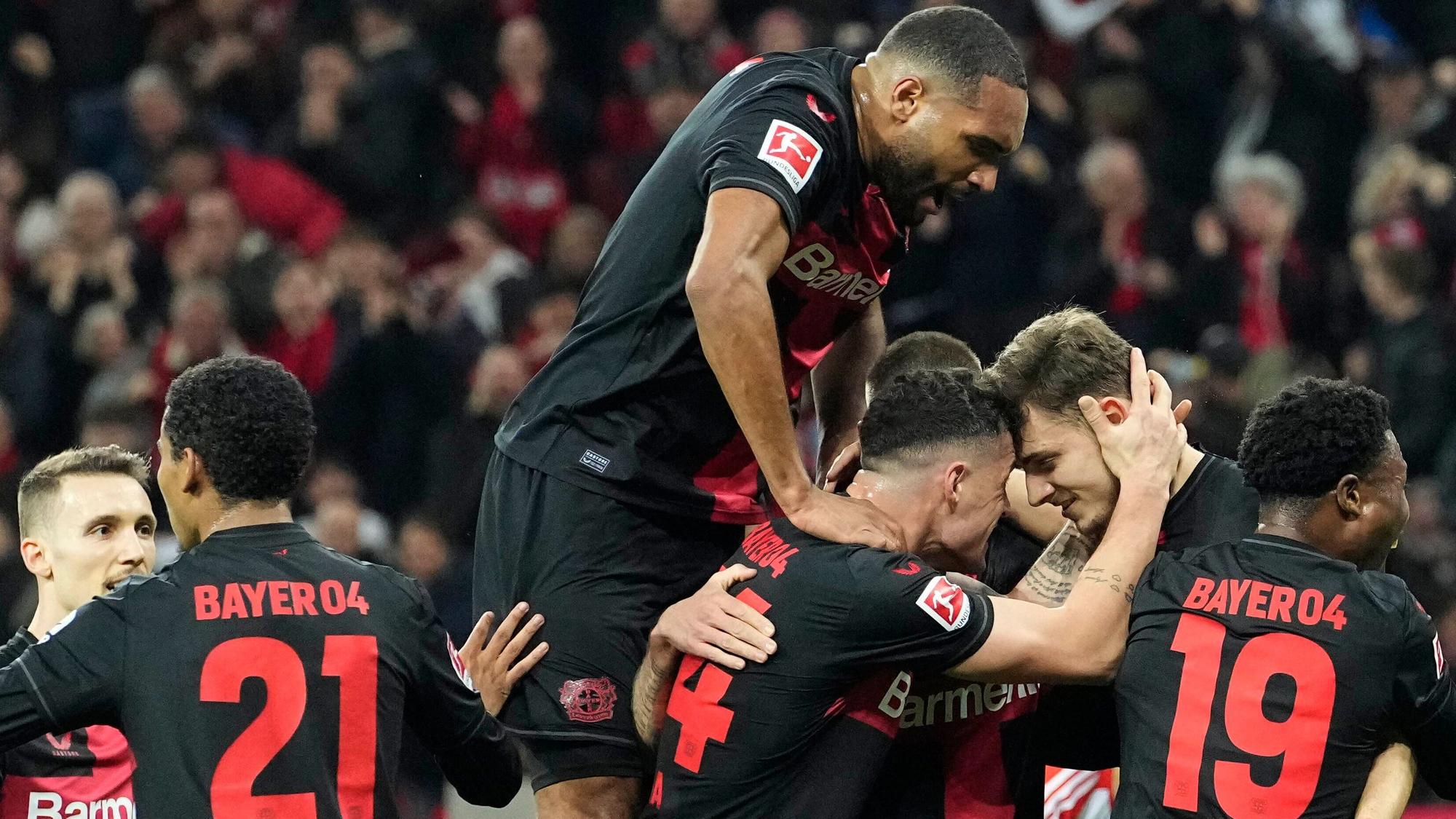 Josip Stanisic feiert seinen Treffer gegen Bayern München mit seinem Team
