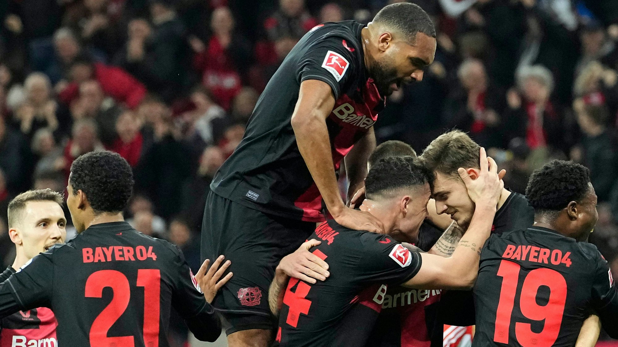 Josip Stanisic feiert seinen Treffer gegen Bayern München mit seinem Team