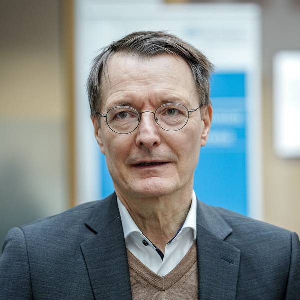 Karl Lauterbach (SPD), Bundesminister für Gesundheit, kommt zur Pressekonferenz zu den nächsten Schritten für die geplante Klinikreform. Im Kern geht es darum, wie geplante Reformschritte die Behandlungen für die Patientinnen und Patienten verbessern sollen. Foto: Kay Nietfeld/dpa +++ dpa-Bildfunk +++