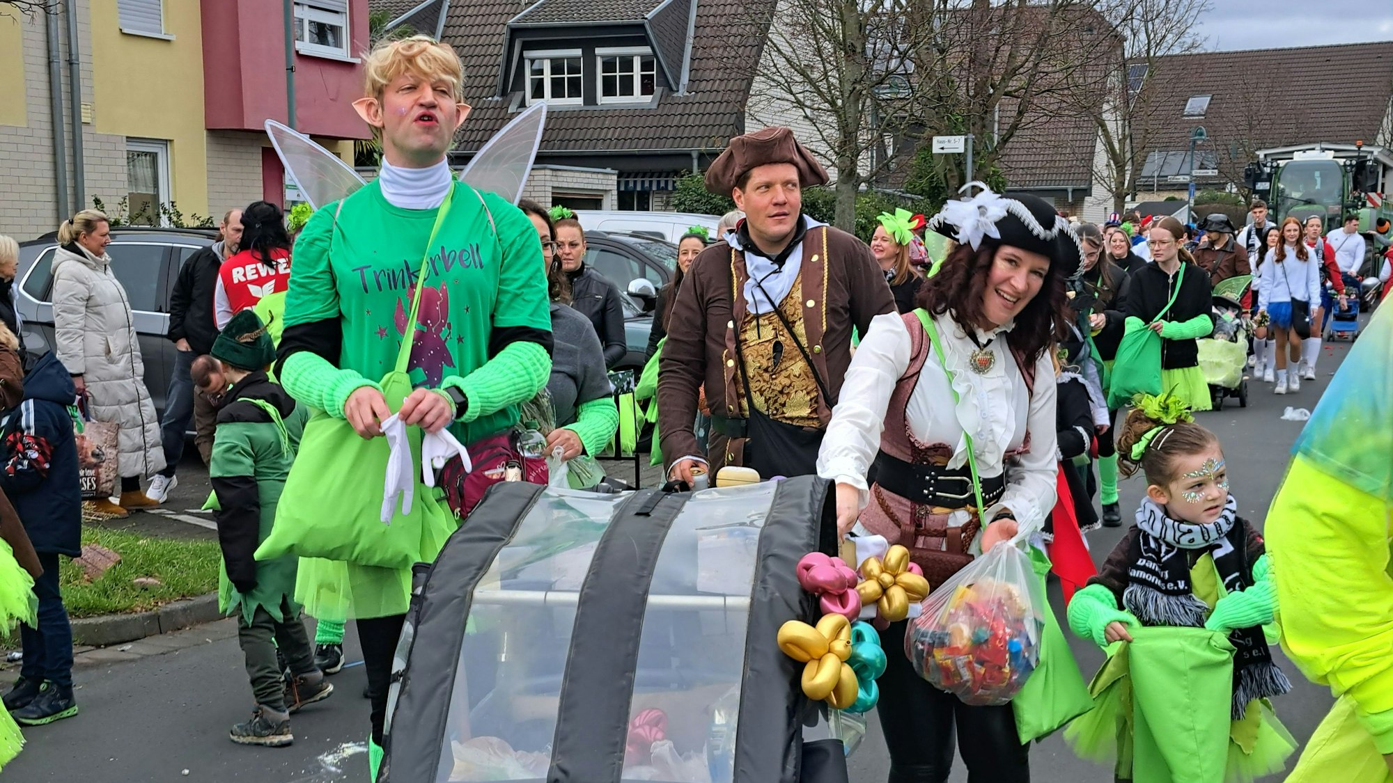 Zug Lülsdorf
Als "Tinkerbell and Friends" lief die Tanzsportgemeinschaft "Dancing Diamonds" unübersehbar in neongrünen Kostümen im Zug mit.