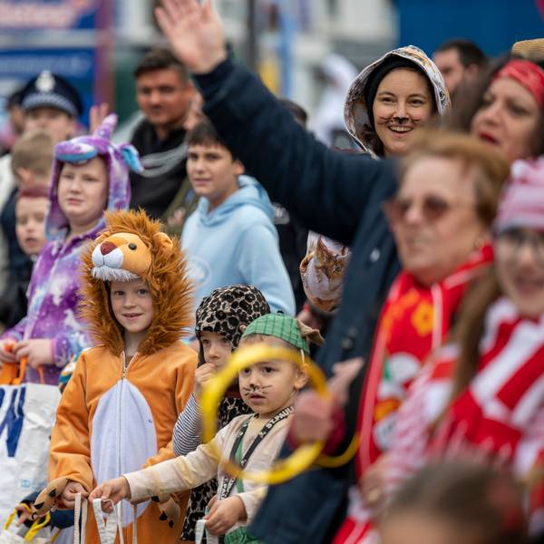 Kinder warten am Rande des Veedelszochs in Höhenberg auf Kamelle.