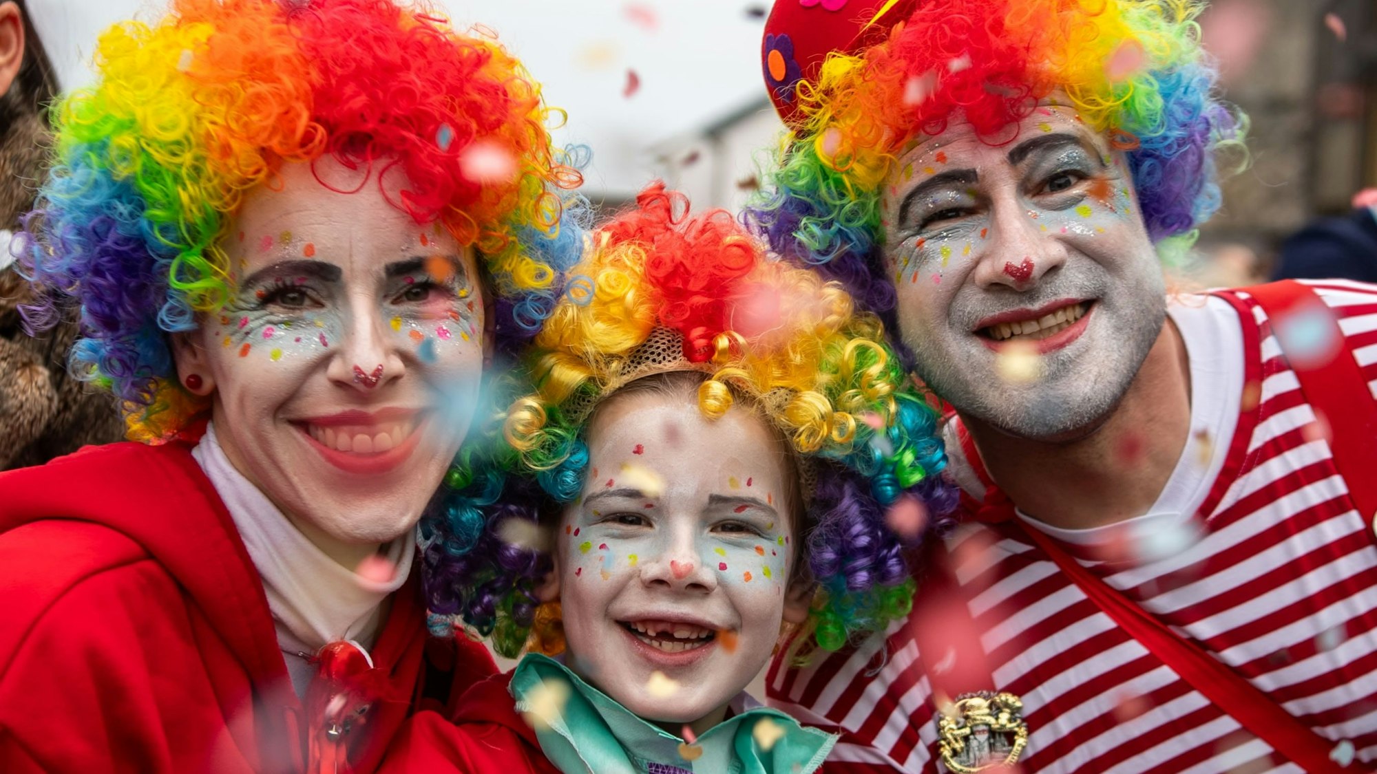 18 Gruppen verwandelten Weilerswist in ein Jeckespill. Hier sind bunt kostümierte Clowns zu sehen.